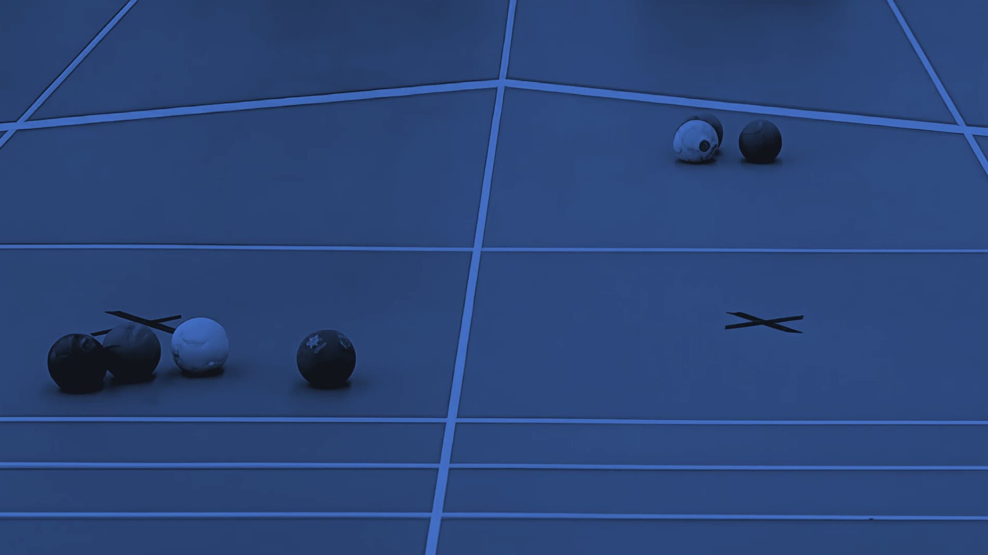 Vista aérea de una cancha de boccia con bolas rojas, azules, el boliche blanco, capturada desde dalealablanca.